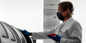 Γιατρός ετοιμάζει μηχάνημα για τεστ κορωνοϊού