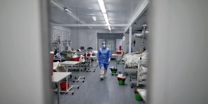 γιατρος αναμεσα σε κρεβατια