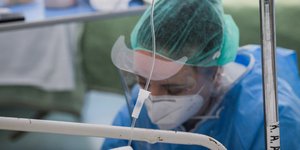 Γιατρός φροντίζει διασωληνωμένο με κορωνοϊό ασθενή στο νοσοκομείο «Σωτηρία»