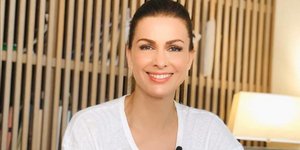 Η Τζίνα Αλιμόνου με λευκό τοπ