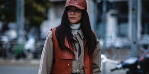 Γυναίκα με κόκκινο δερμάτινο καπέλο