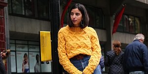 γυναίκα με πουλόβερ στην εβδομάδα μόδας