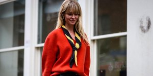 γυναίκα με πουλόβερ στην εβδομάδα μόδας