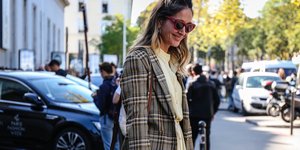 γυναίκα με φόρεμα στην εβδομάδα μόδας