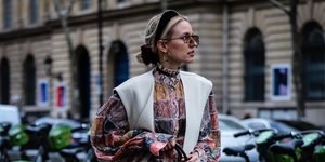 γυναίκα με πουκάμισο στην εβδομάδα μόδας