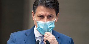 Ο Τζουζέπε Κόντε με μάσκα