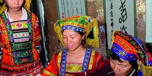 γυναίκες στην Κίνα με παραδοσιακές στολές γράφουν στη γλώσσα Nüshu