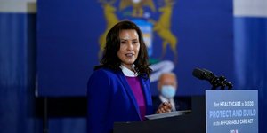 Η Γκρέτσεν Γουίτμερ με μπλε σακάκι και μοβ μπλούζα