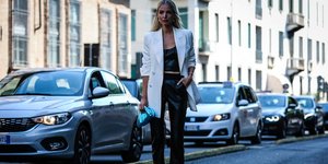 Γυναίκα με δερμάτινο σύνολο