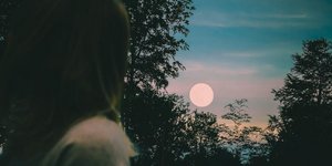 Γυναίκα κοιτάζει το φεγγάρι 