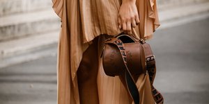 Γυναίκα με λευκό μανικιούρ