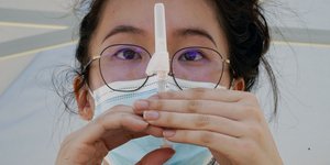 εμβολιο γυναικα γυαλια