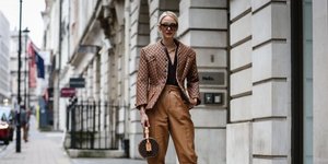 Γυναίκα με κοστούμι