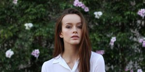 Γυναίκα με λευκό πουκάμισο 