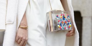 Γυναίκα με μανικιούρ