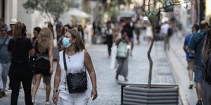 με ασπρα και μασκα