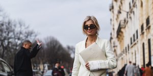 Γυναίκα με λευκό σακάκι 