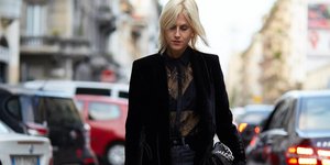 στιλάτη γυναίκα με σακάκι