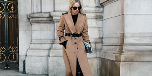 Γυναίκα με μπεζ παλτό 