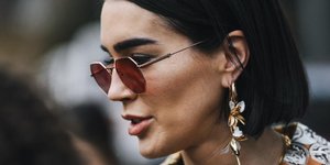 Μελαχρινή γυναίκα στο δρόμο