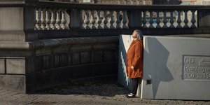 Γυναίκα στέκεται όρθια σε δρόμο στην Στοκχόλμη