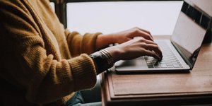 Μια γυναίκα πληκτρολογεί στον υπολογιστή της