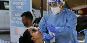 Γυναίκα υποβάλλεται σε τεστ για τον κορωνοϊό στην Κύπρο