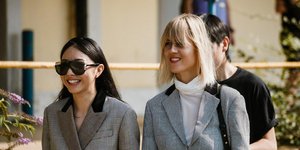 Δύο γυναίκες στο δρόμο