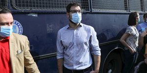 Νάσος Ηλιόπουλος μασκα ορθιος 