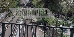 Πτώση δέντρου στον ηλεκτρικό