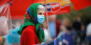 Ηλικιωμένη με μαντίλα και μάσκα στην Ρουμανία