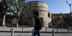 Ηλικιωμένος με μάσκα στη Ροτόντα στο κέντρο της Θεσσαλονίκης