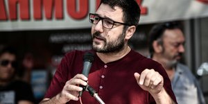 Nάσος Ηλιόπουλος μπορντώ μπλουζα