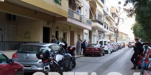 Κόσμος σε πολυκατοικία στο Ηράκλειο όπου έγινε οικογενειακό έγκλημα
