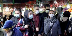 Με μάσκες οι πολίτες στο Ιράν