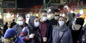 Ιρανοί πολίτες με μάσκα σε υπαίθρια αγορά λόγω κορωνοϊού