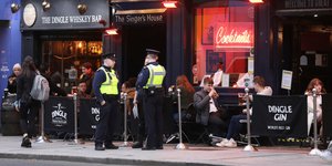 Αστυνομικοί έξω από παμπ στην Ιρλανδία