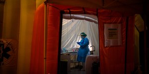 Γιατρός σε ειδικό θάλαμο στην Ισπανία