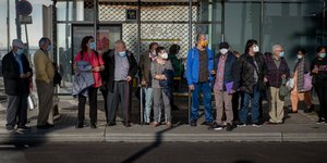 Ισπανοί περιμένουν σε στάση λεωφορείου