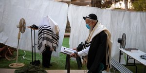 Ισραηλινός προσεύχεται σε αυλή