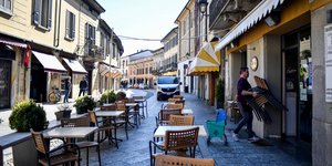 Δρόμος με καφέ στη Λομβαρδία της Ιταλίας που επλήγη σκληρά από τον κορωνοϊό