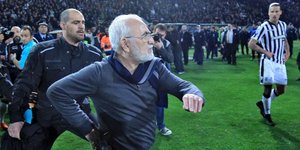 Ο Ιβάν Σαββίδης όταν μπήκε το 2018 με το όπλο στο γήπεδο στο ντέρμπι ΠΑΟΚ-ΑΕΚ