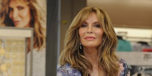 Η Τζάκλιν Σμιθ με μπλε φούστα