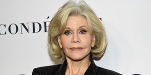 Η Τζέιν Φόντα με μαύρο κοστούμι