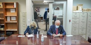 Ο Τζο Μπάιντεν με την σύζυγο του ψηφίζουν