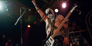 Στη φωτο ο Γιώργος Γερμενής ή Καιάδας ως μπασίστας του black metal συγκροτήματος Naer Mataron