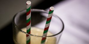 Πλαστικά καλαμάκια σε ποτήρι με καφέ