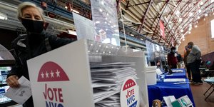 Ψηφοφόρος ρίχνει κάλπη στις ΗΠΑ