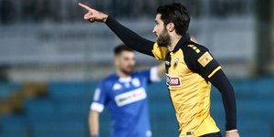 Ο Καρίμ Ανσαριφάρντ πανηγυρίζει το γκολ του