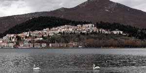 Η πόλη της Καστοριάς από τη λίμνη